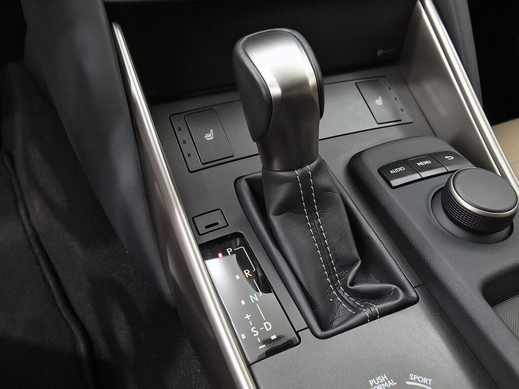 Lexus IS 2.5 300h Executive 33