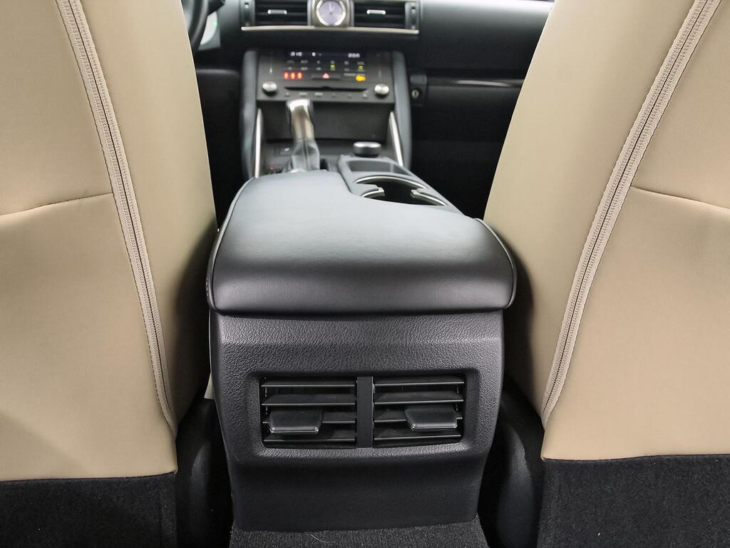 Lexus IS 2.5 300h Executive 36